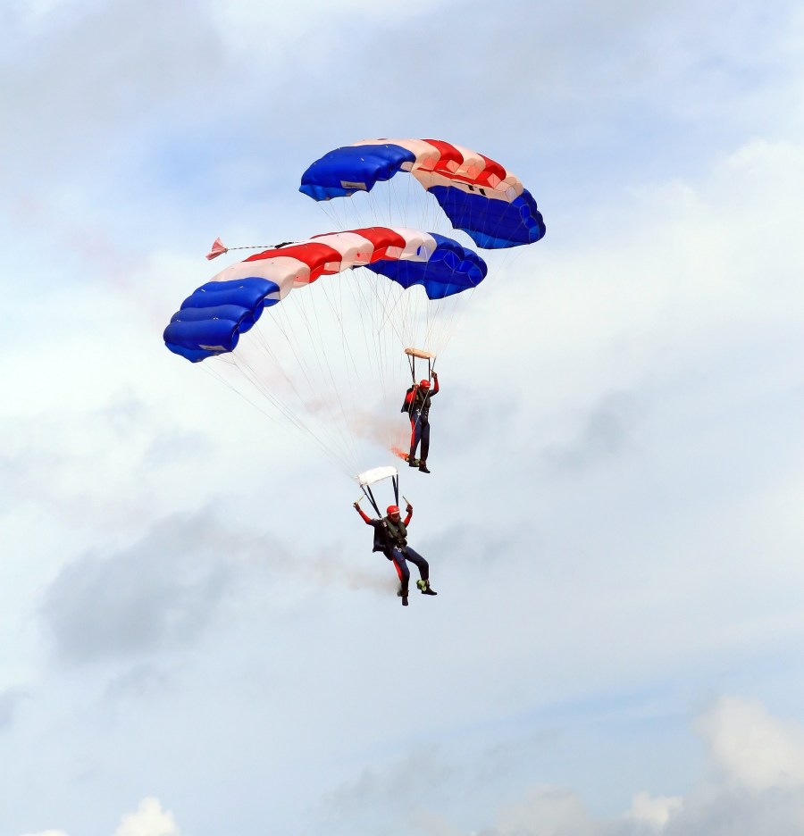 skydiving-1238276_1920